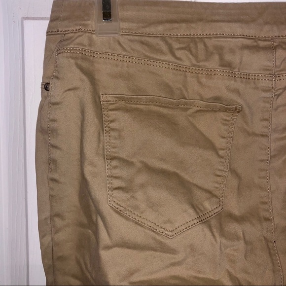Khakis Colored l.e.i Capris - Picture 4 of 5